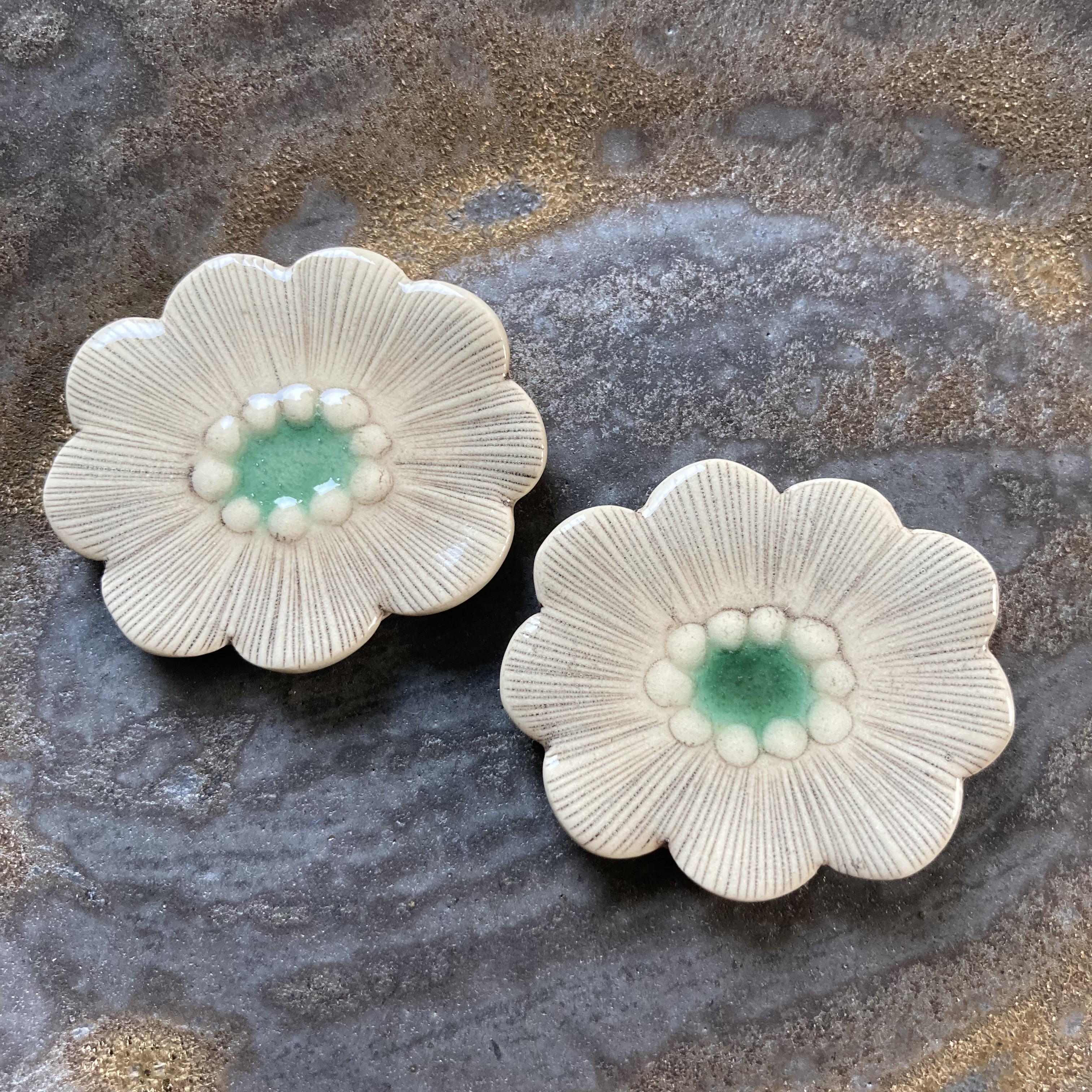 ハンドメイド陶製ブローチ