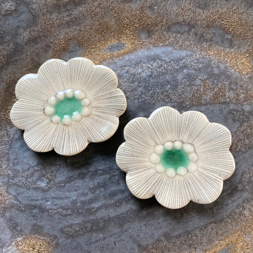 陶器のお花のブローチ 陶器のお花ブローチ – デイジーストア