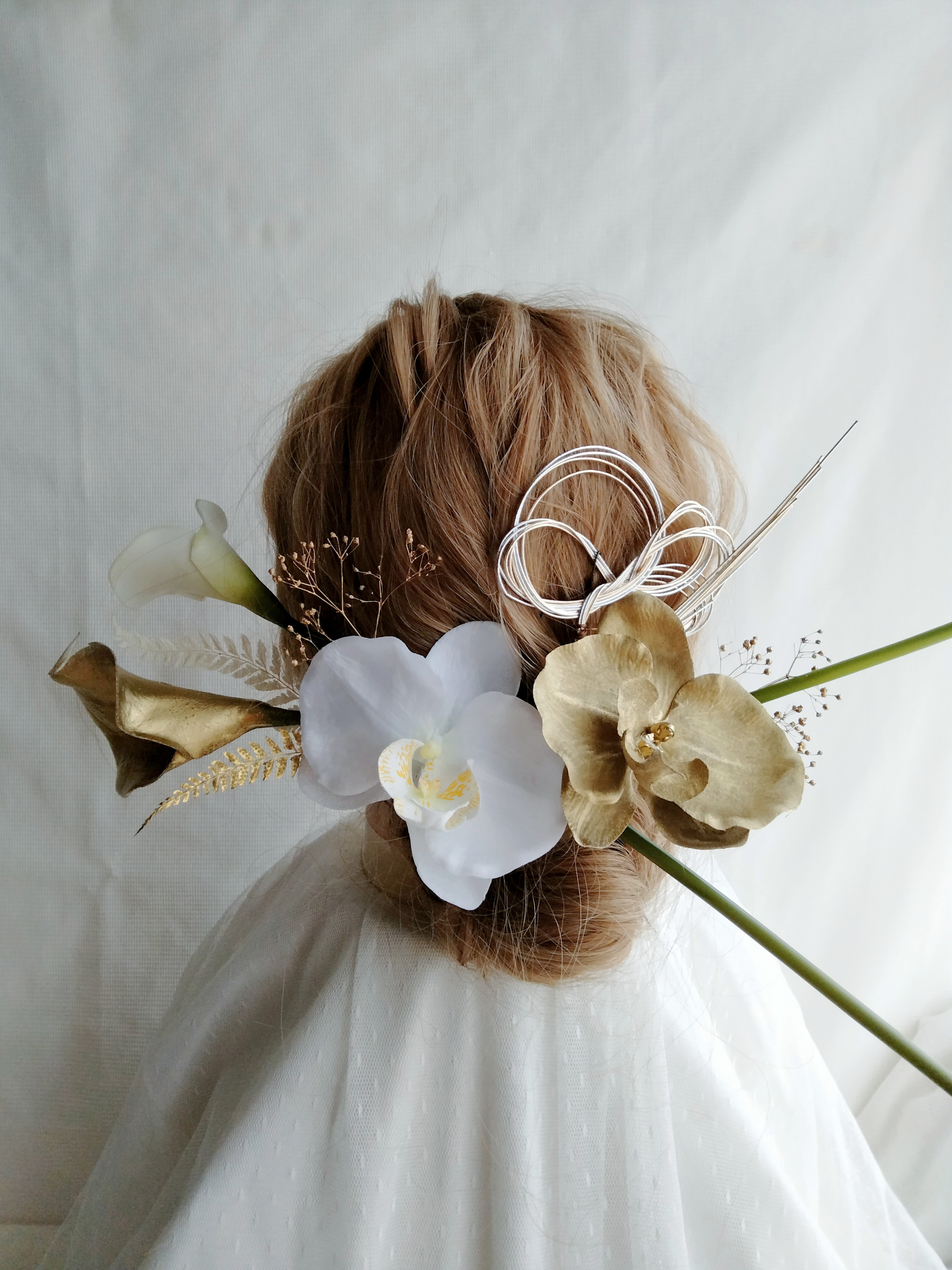 カラーの花×胡蝶蘭×水引きの和装髪飾り ゴールドのカラーの花の髪