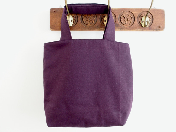 おじさん風くまさんが可愛らしいミニ手提げバッグ（紫） 3枚目の画像