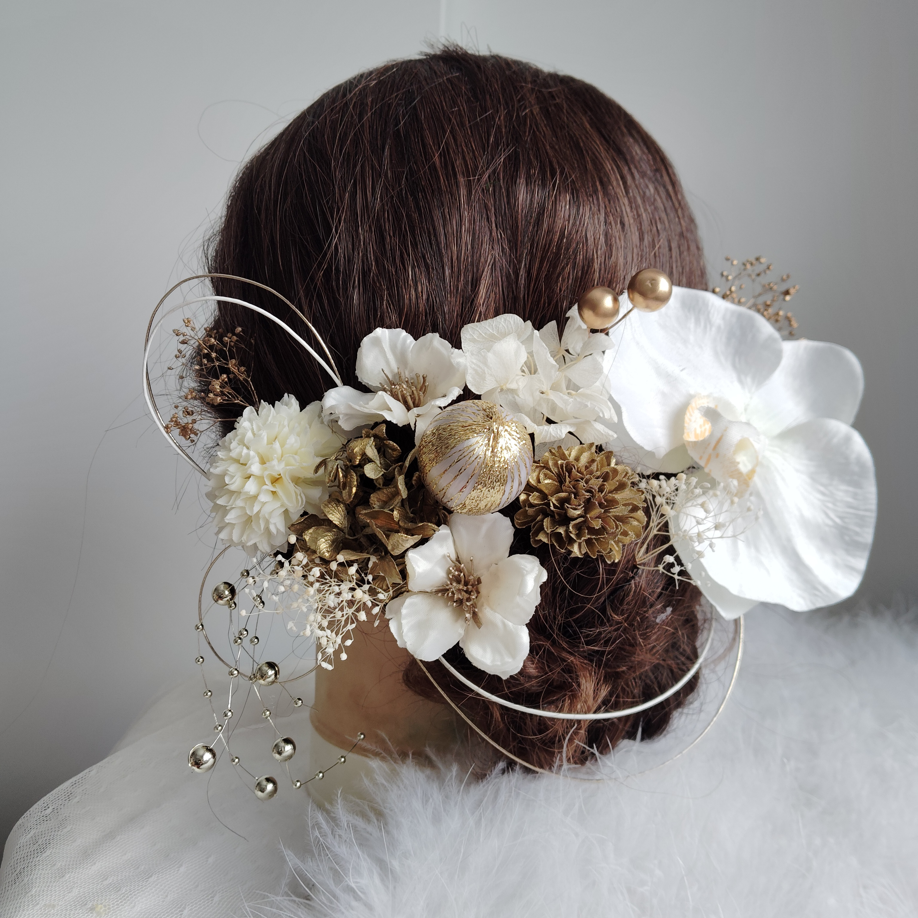 結花＿＿胡蝶蘭と林檎の花の髪飾り　卒業式　成人式 　結婚式　髪飾り 　白無垢　色打掛　振袖　着物　袴　和装　白金　ホワイ