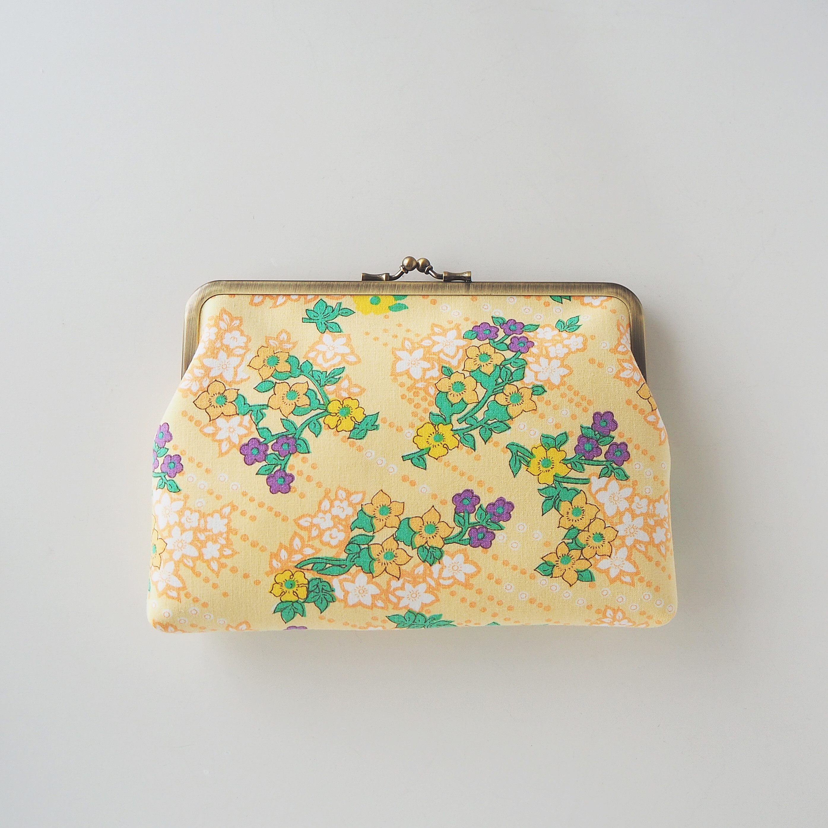 ■ヴィンテージ生地のB6サイズスクエアがま口ケース / オレンジとパープルの花 ■ cosmos (vf-yr)