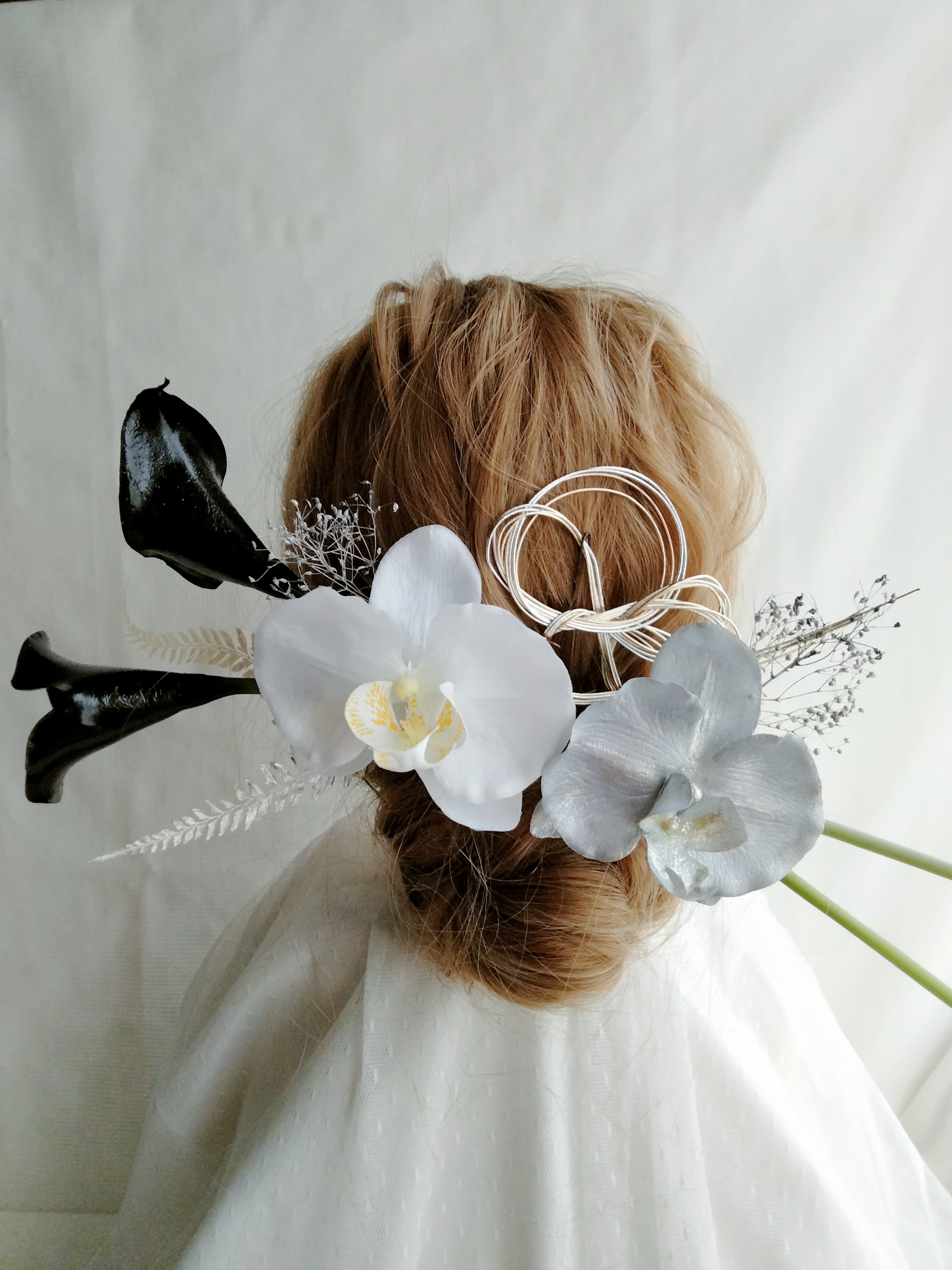 カラーの花×胡蝶蘭×水引きの和装髪飾り　黒のカラーの花の髪飾り　結婚式ヘアアレンジ　黒い振袖　成人式髪飾り　タイトポニー