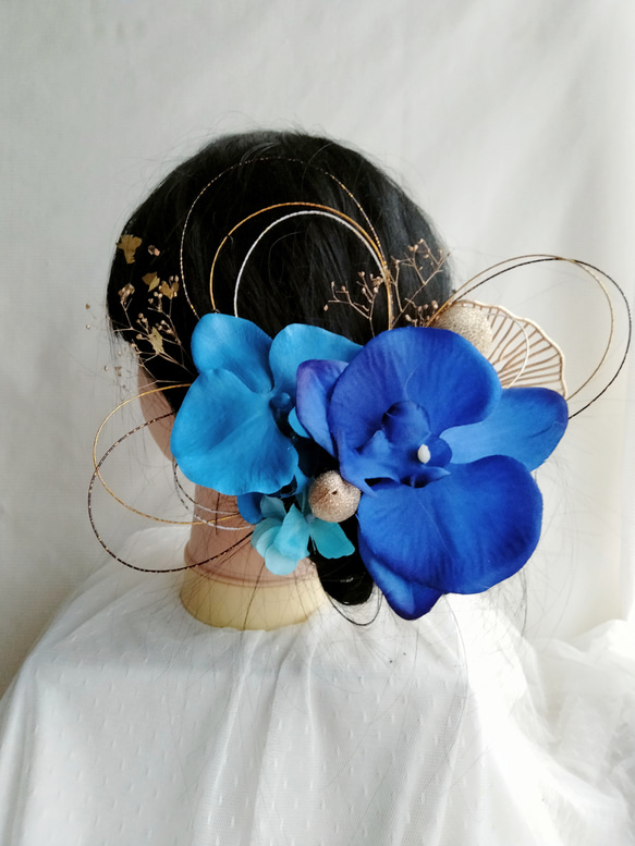 ターコイズブルーの胡蝶蘭と青の胡蝶蘭の髪飾り　成人式　卒業式　結婚式　和装　青い振袖　青い髪飾り 1枚目の画像