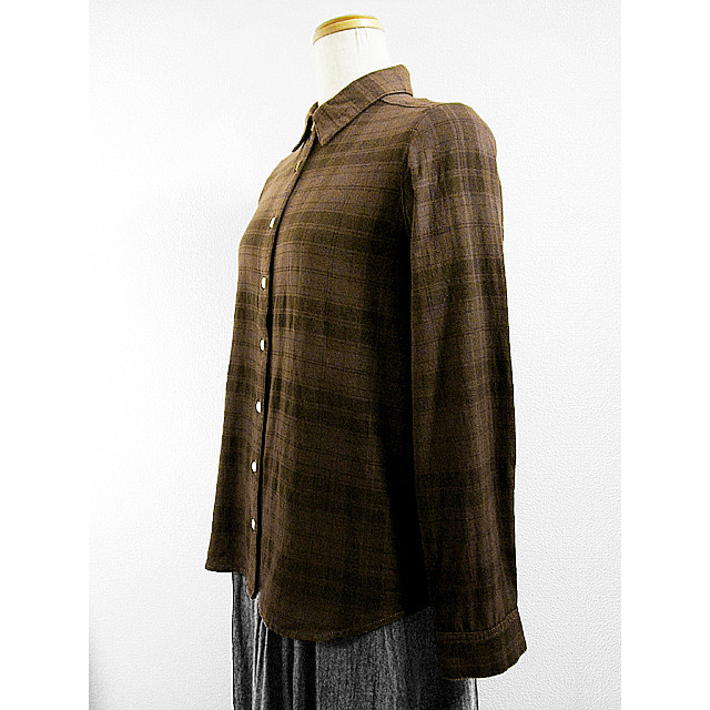 長袖コットンシャツ（チェック模様）（ボカシ染）（こげ茶色濃淡）