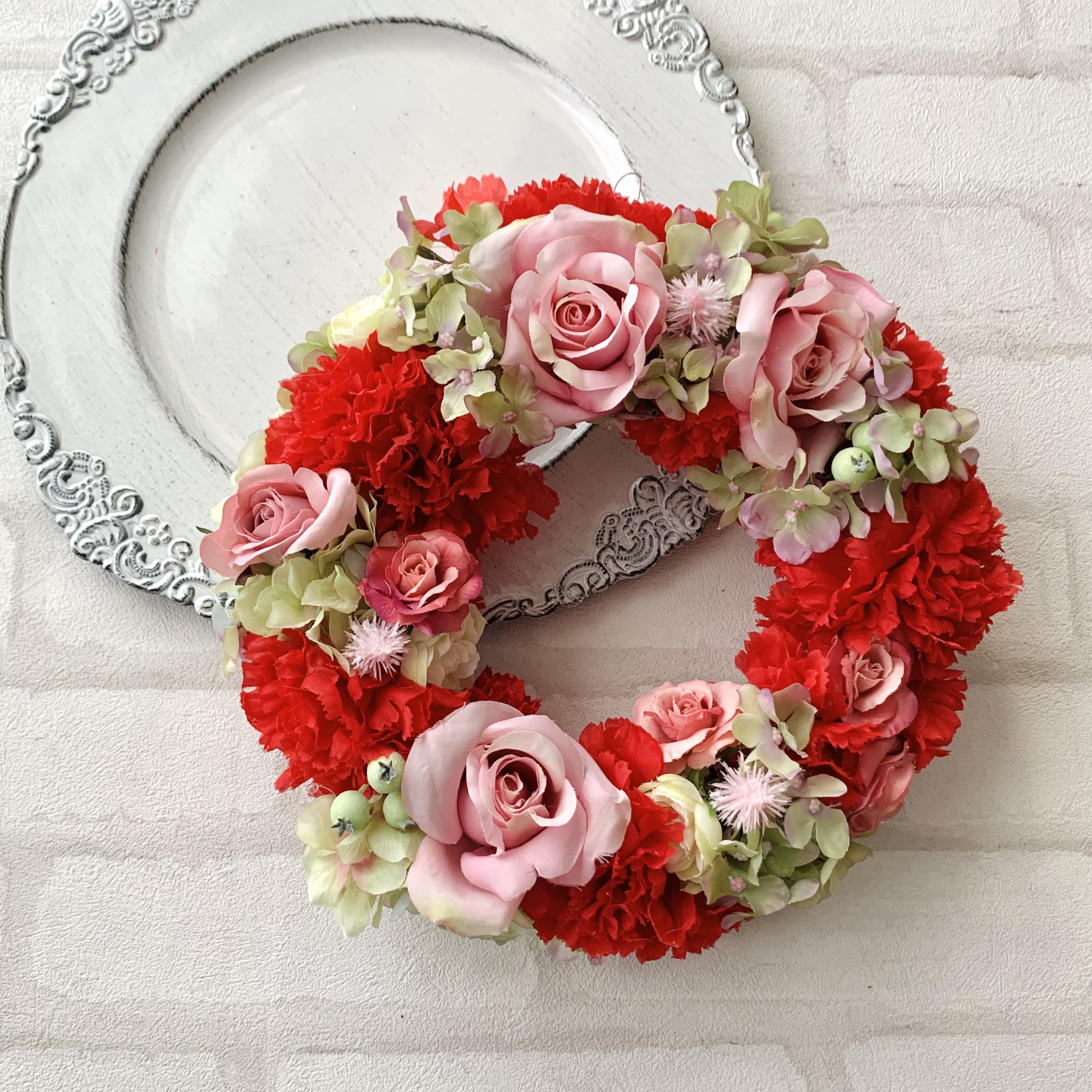母の日　カーネーション　リース　バラ　赤　ピンク　造花　母の日フラワー　25㎝