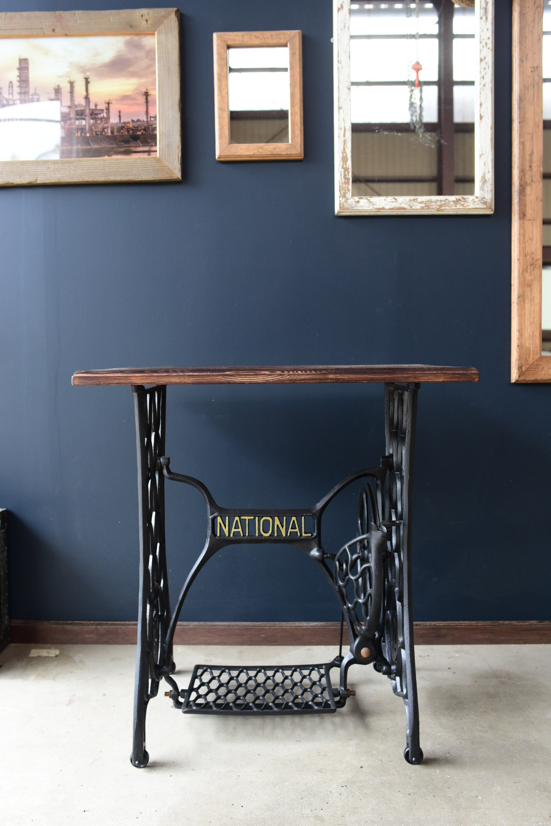 今月の超目玉商品!!１台のみ 美しい網脚アンティーク ミシンテーブル