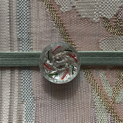 ノスタルジックなチェコ・ビンテージガラスボタンの帯留「夏の風車」 5枚目の画像