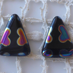 三角　黒花　チェコビーズCzech Glass Beads２個 1枚目の画像