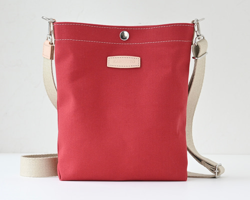 帆布のショルダーバッグ〈L〉折りたたみ傘が入るサイズ　レッド 帆布のショルダーバッグ〈L〉折りたたみ傘が入るサイズ　レッド