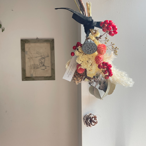 sale】小さなスワッグ パンパスグラスと山帰来 松ぼっくりのゆらゆら  