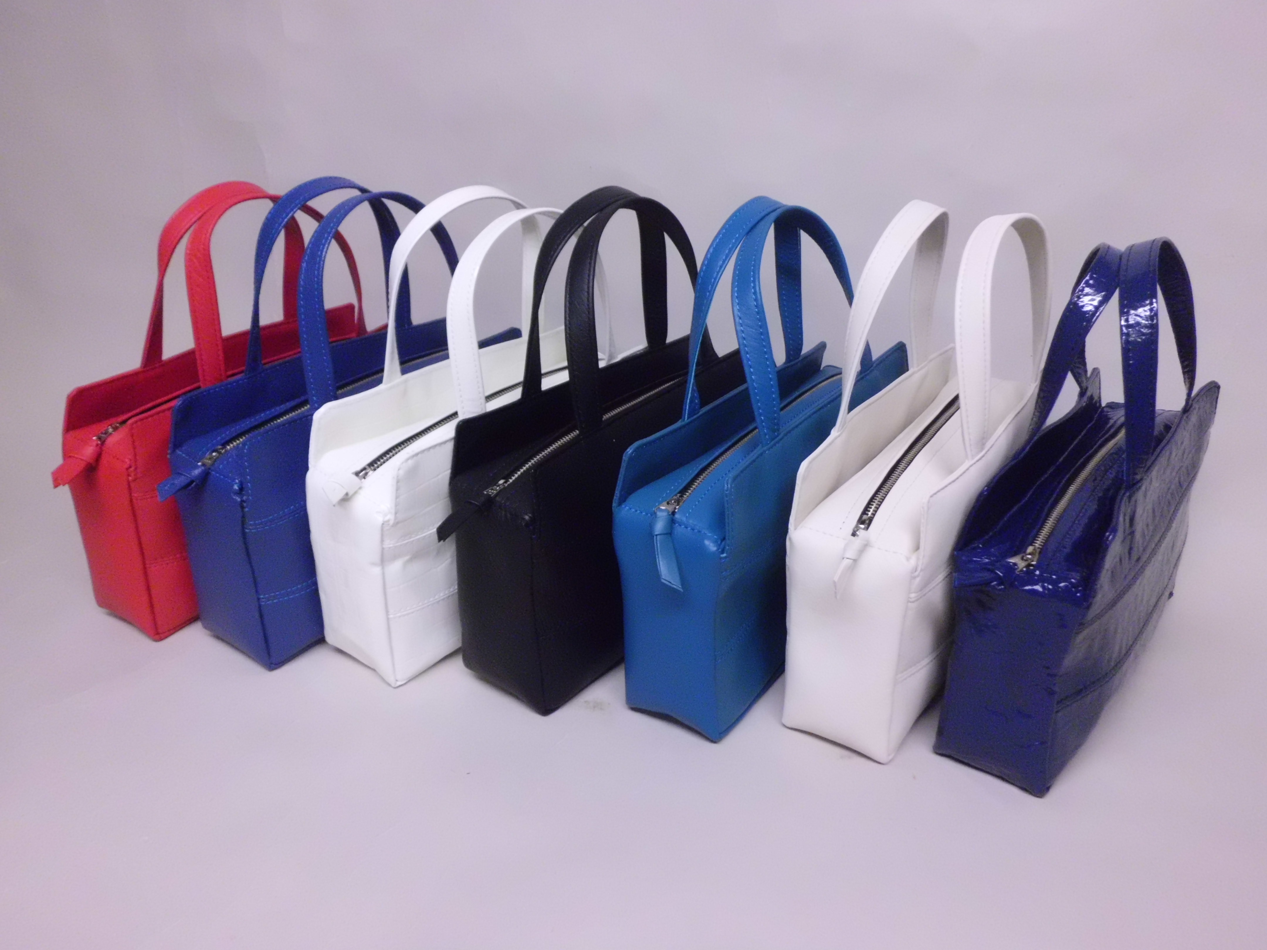 小さな本牛革手提げバッグ