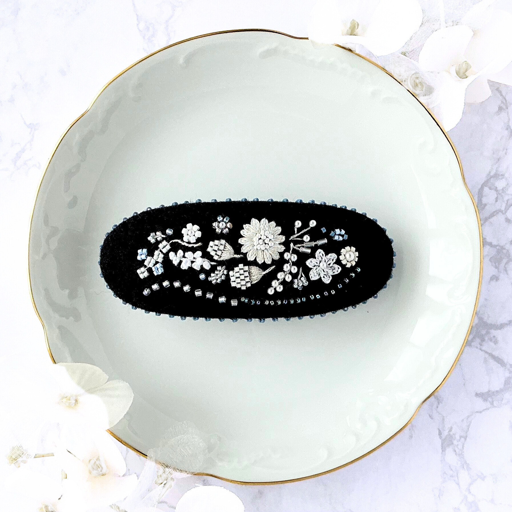 モノトーンで大人色＊ボタニカルな刺繍とビーズのバレッタ No.396