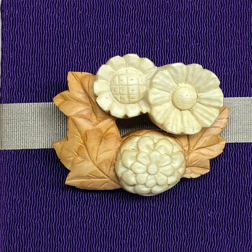 帯留め〈菊〉ペリウィンクル✕オフWhite 帯留め〈菊〉ペリウィンクル✕オフWhite