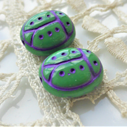 てんとう虫　グリーン＆紫　チェコビーズCzech Glass Beads２個 2枚目の画像