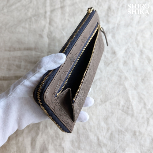 お札は折らない、とにかくスリムな長財布（灰）】花柄の型押しが