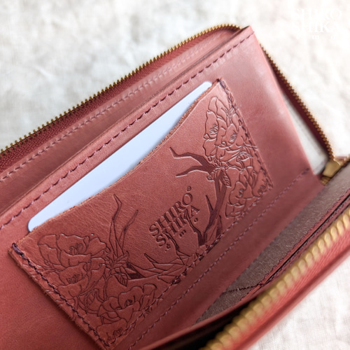 お札は折らない、とにかくスリムな長財布（赤）】花柄の型押しが