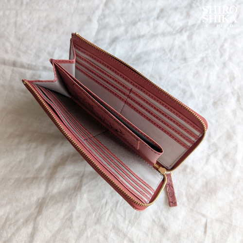 お札は折らない、とにかくスリムな長財布（赤）】花柄の型押しが美しい