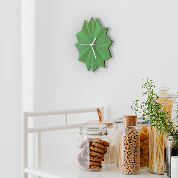 Origamiグリーン - 2 つの緑の色合いのバイカラー掛け時計 1枚目の画像