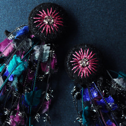 &lt;史黛拉～許願星～&gt;「刺繡流蘇耳環/黑×粉紫」過敏零件可更換 第2張的照片