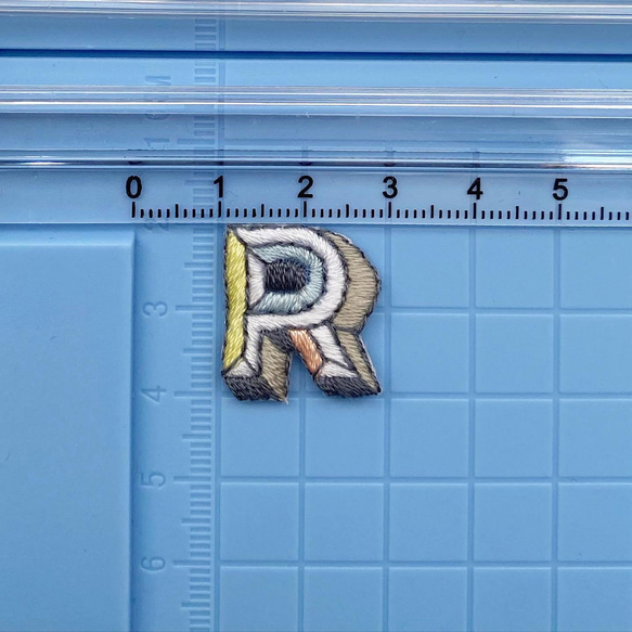 カラフルブロック文字のアルファベット（R）・イニシャル手刺繍アイロンワッペン 6枚目の画像