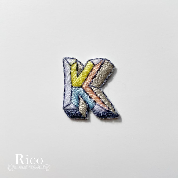 カラフルブロック文字のアルファベット（K）・イニシャル手刺繍アイロンワッペン 1枚目の画像