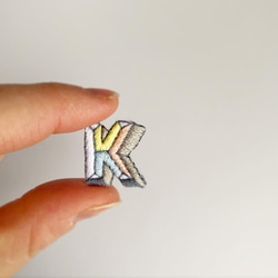 カラフルブロック文字のアルファベット（K）・イニシャル手刺繍アイロンワッペン 2枚目の画像