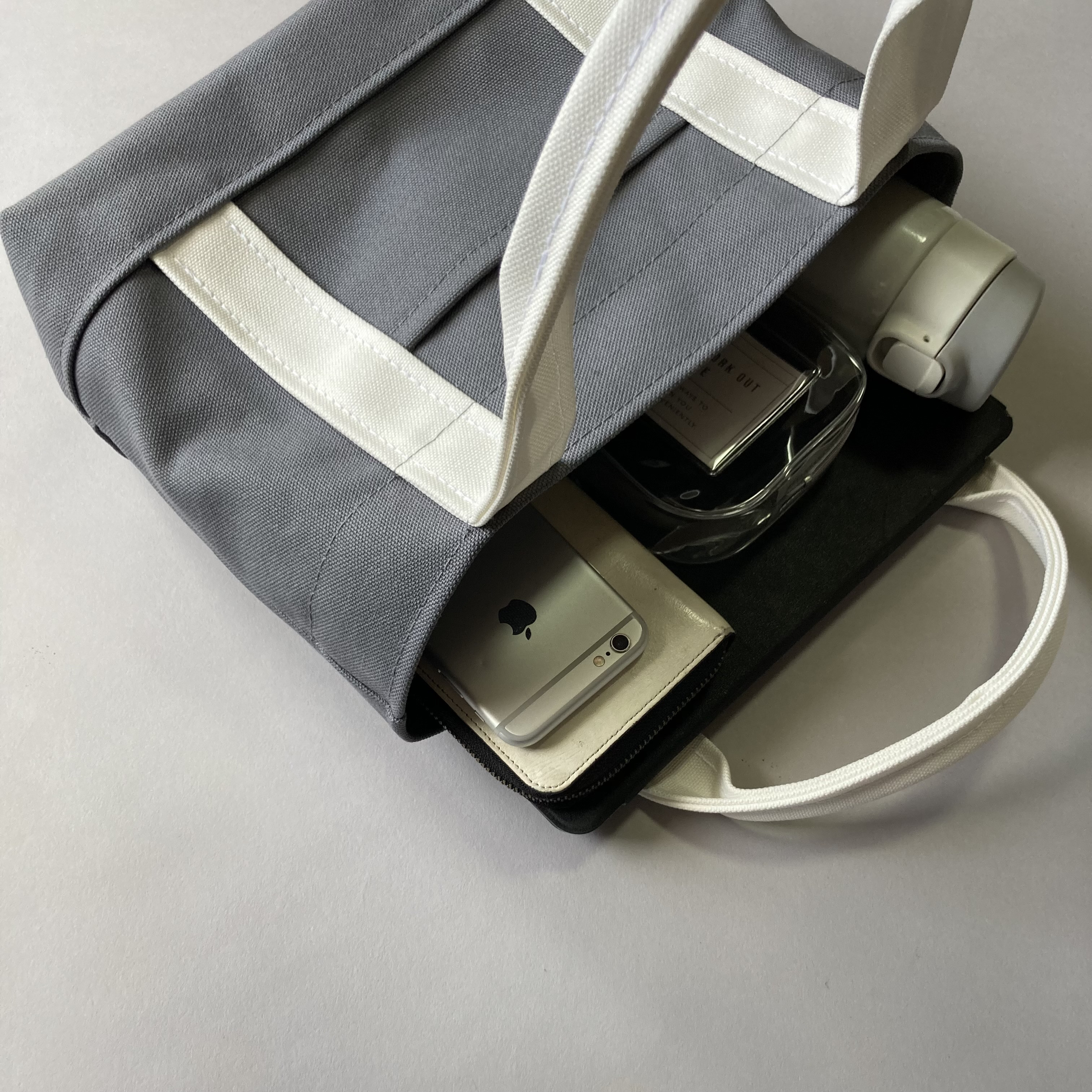 (M)ちょうどいいサイズのトートバッグ 「 grip 」( グレー×ホワイト )