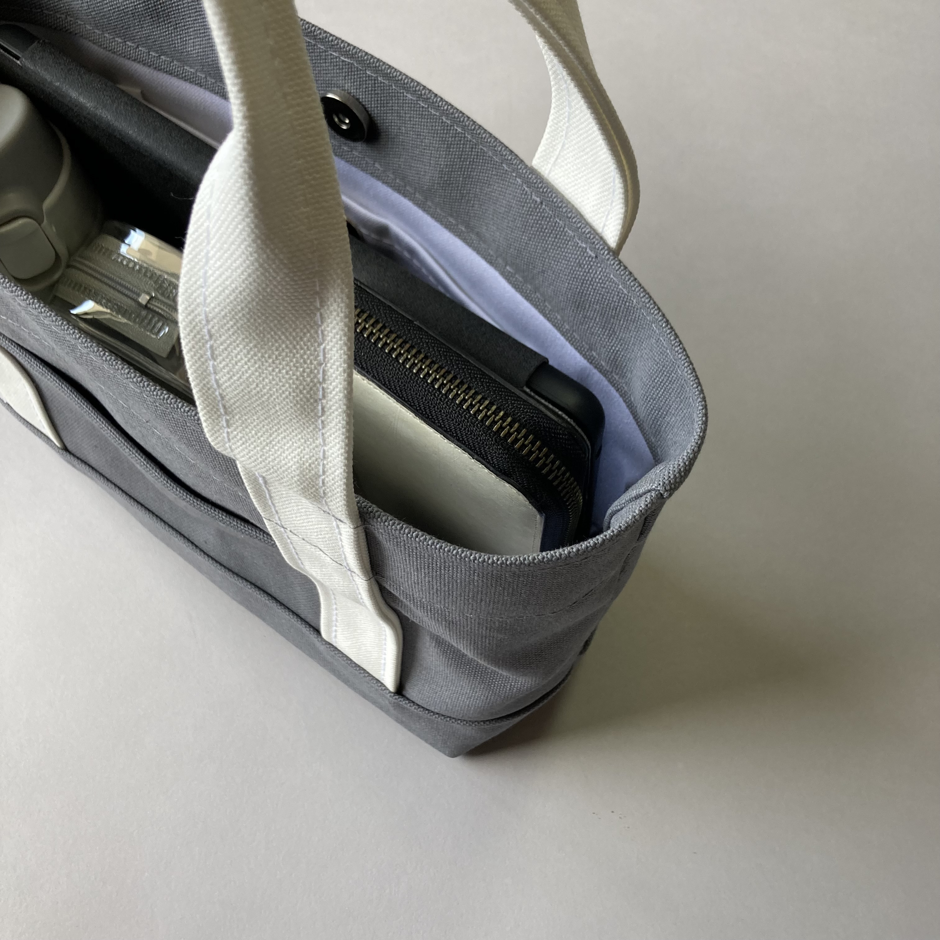 (M)ちょうどいいサイズのトートバッグ 「 grip 」( グレー×ホワイト )