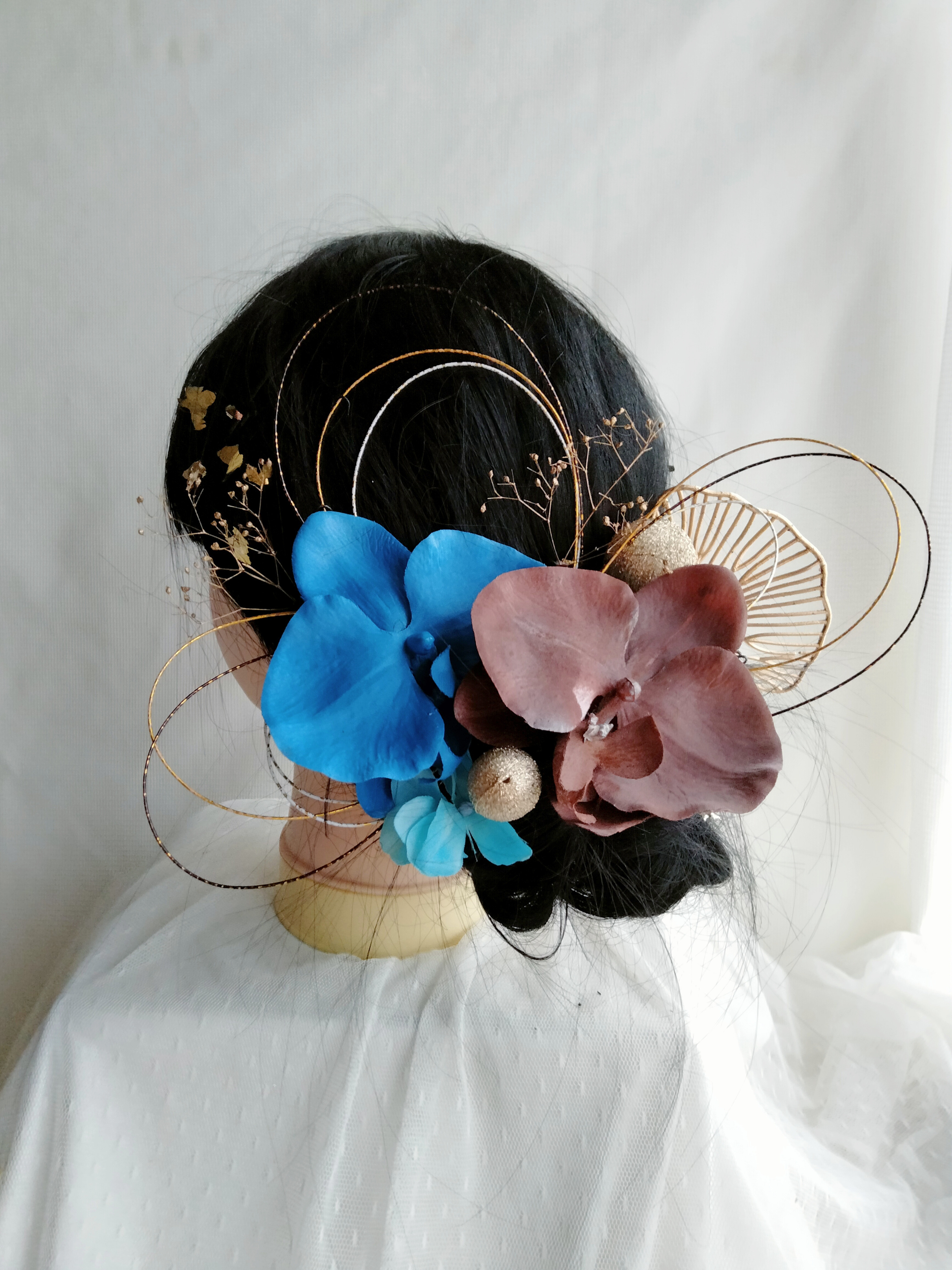 ターコイズブルーの胡蝶蘭とベージュブラウンの胡蝶蘭の髪飾り　成人式　卒業式　結婚式　和装　振袖　袴　水引き