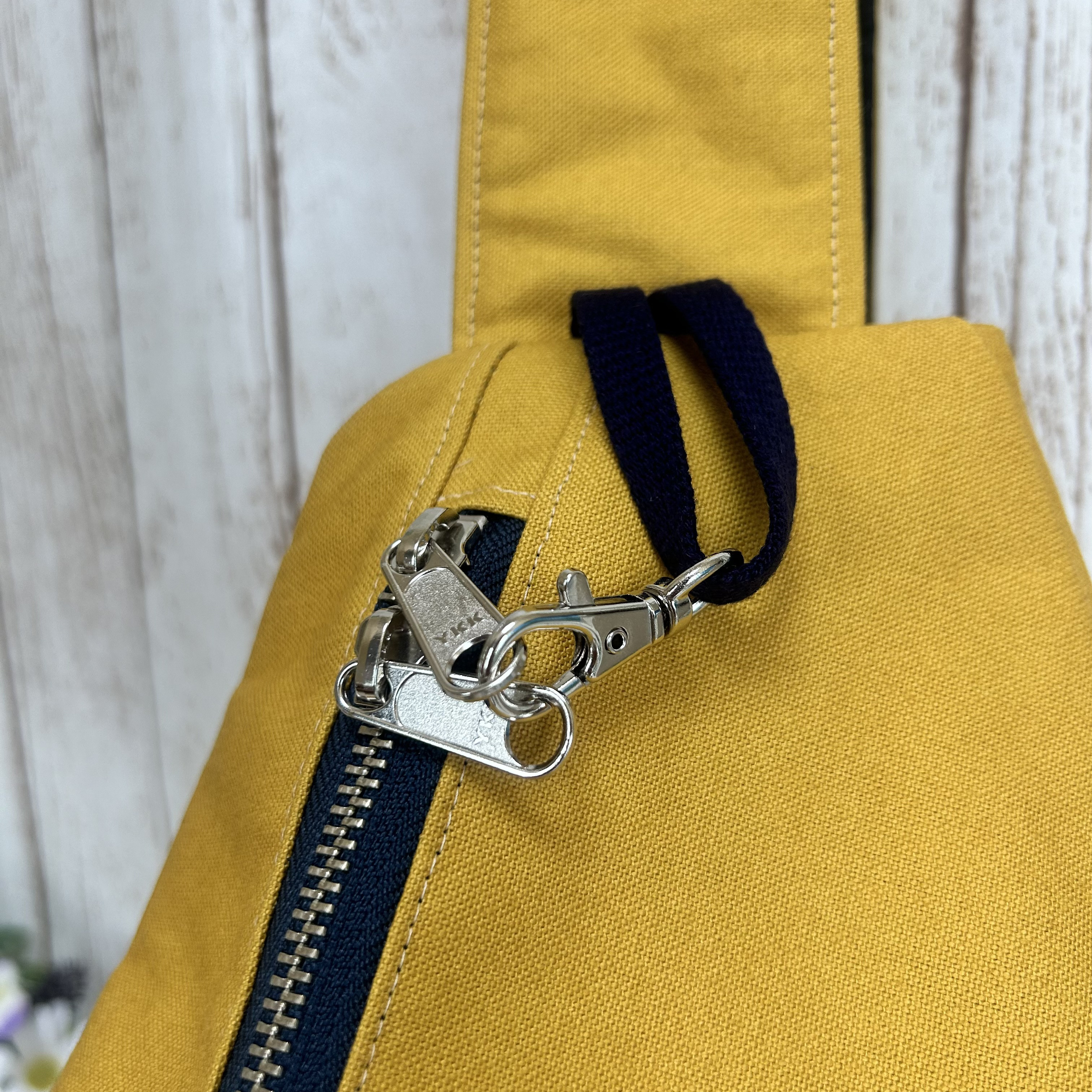 両開きファスナー開閉　背面ポケット付き　しずく型 ワンショルダーバッグ ボディーバック　長さ調節可能 帆布マスタード