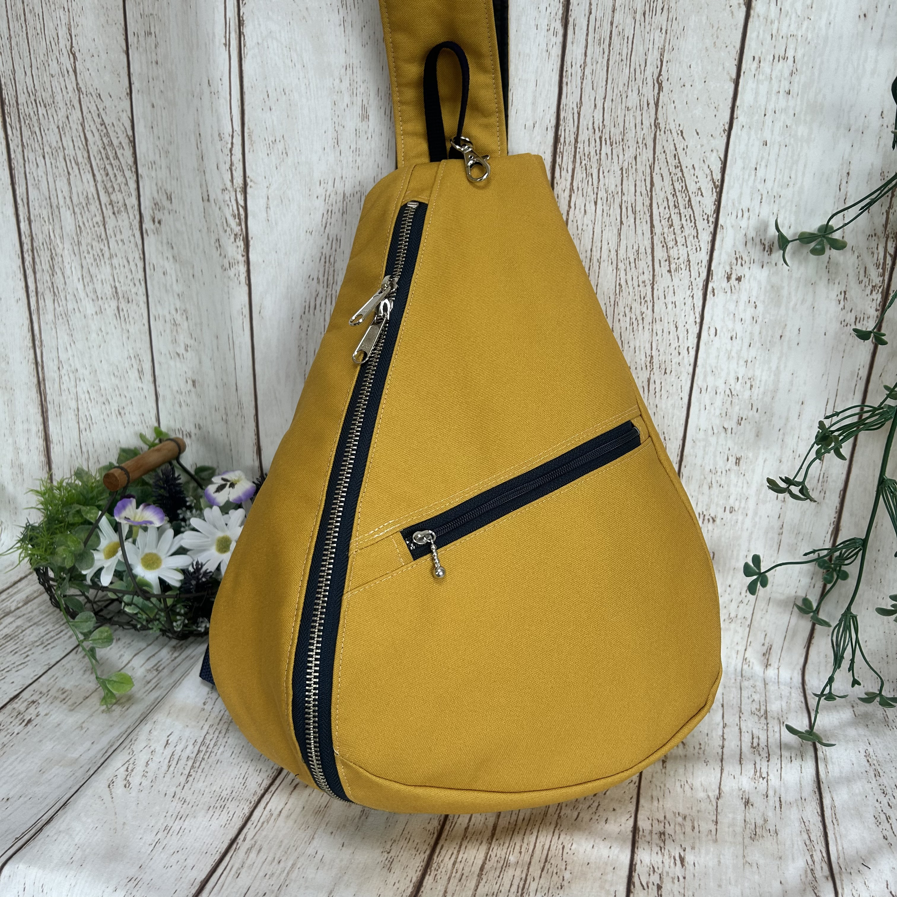 両開きファスナー開閉　背面ポケット付き　しずく型 ワンショルダーバッグ ボディーバック　長さ調節可能 帆布マスタード