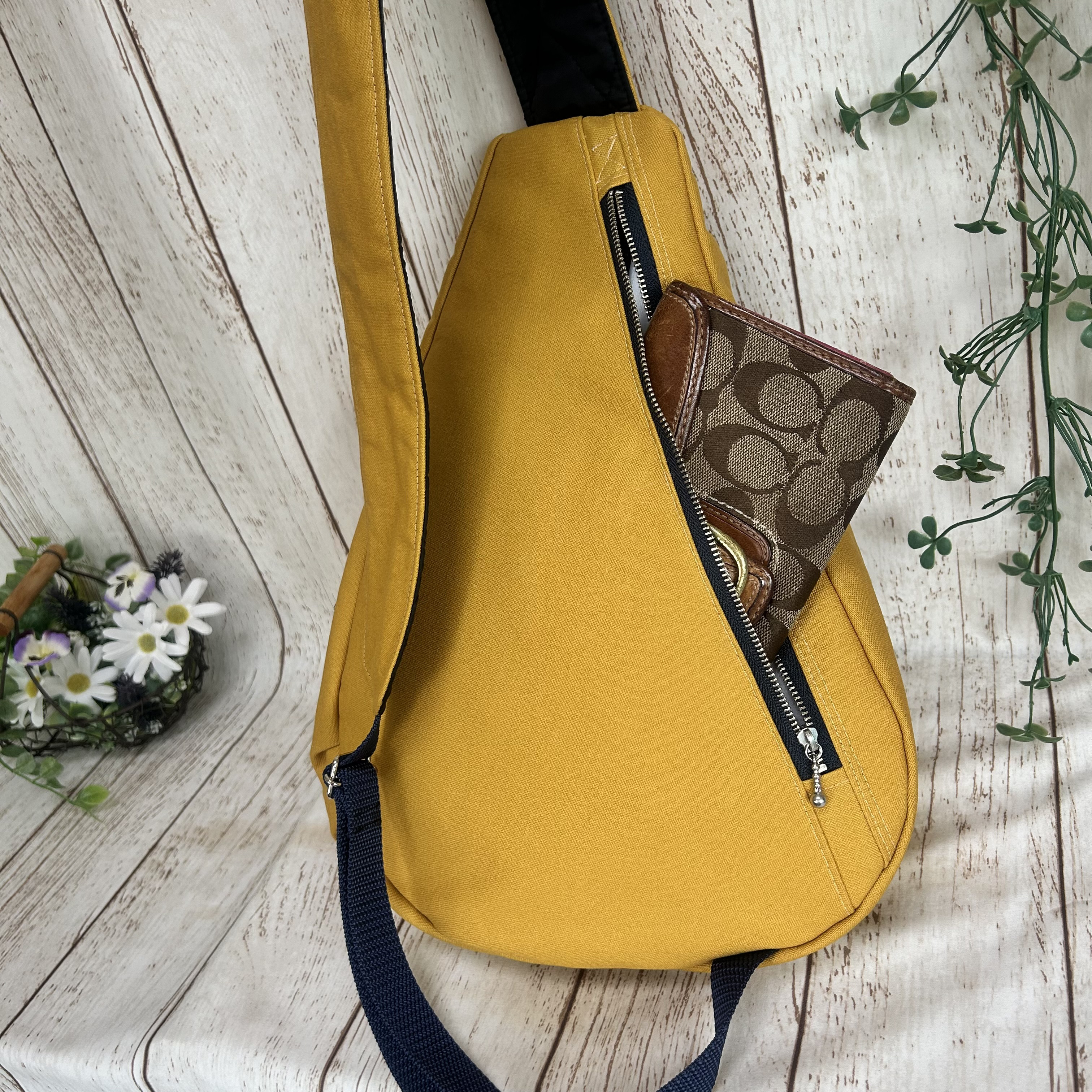 両開きファスナー開閉　背面ポケット付き　しずく型 ワンショルダーバッグ ボディーバック　長さ調節可能 帆布マスタード