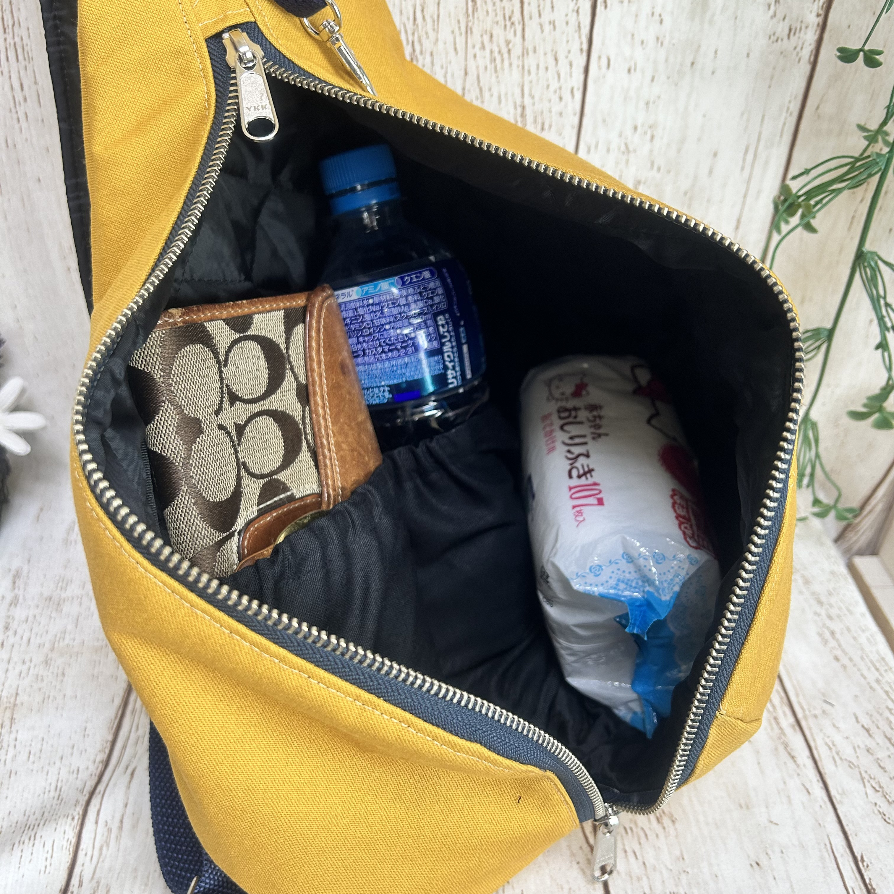 両開きファスナー開閉　背面ポケット付き　しずく型 ワンショルダーバッグ ボディーバック　長さ調節可能 帆布マスタード