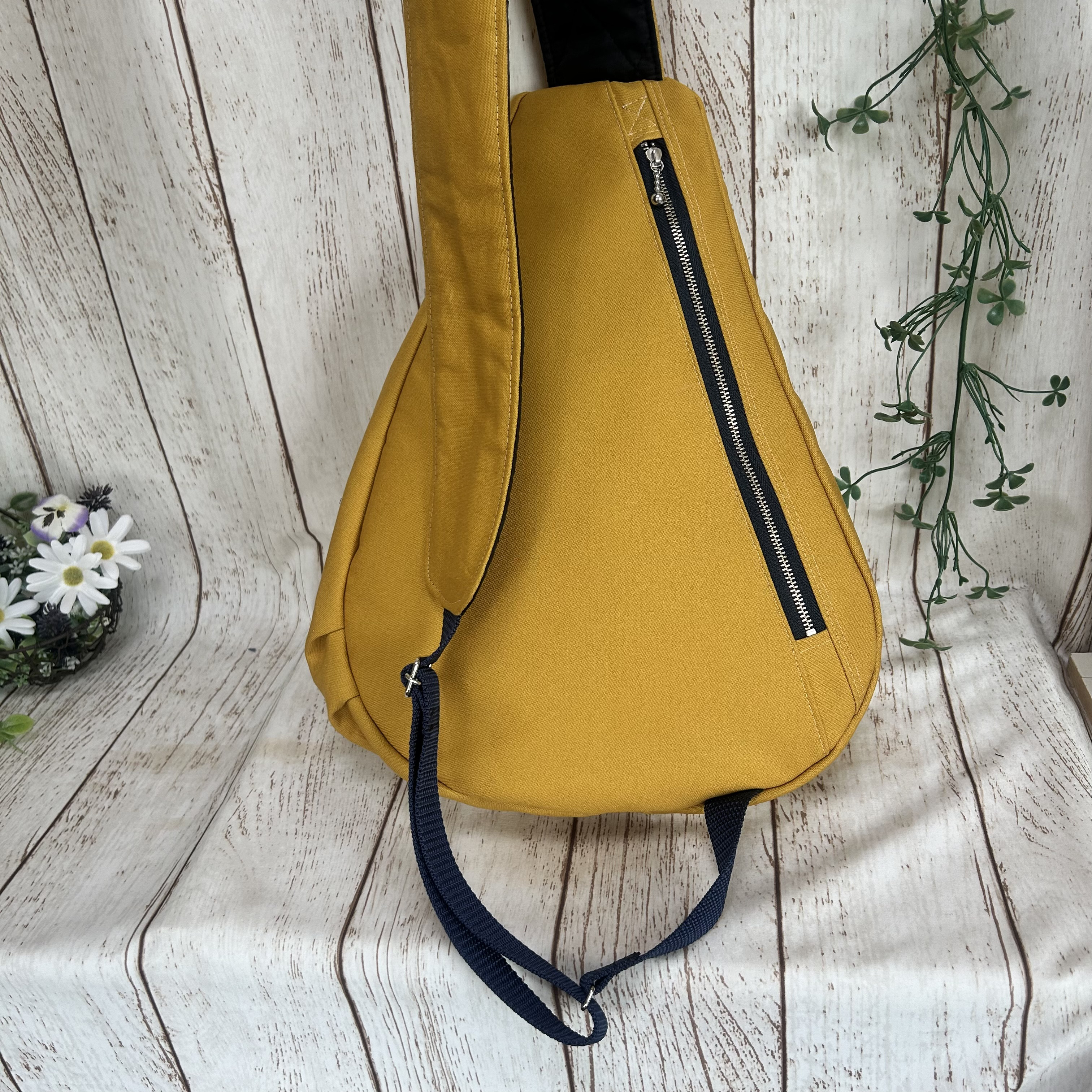 両開きファスナー開閉　背面ポケット付き　しずく型 ワンショルダーバッグ ボディーバック　長さ調節可能 帆布マスタード