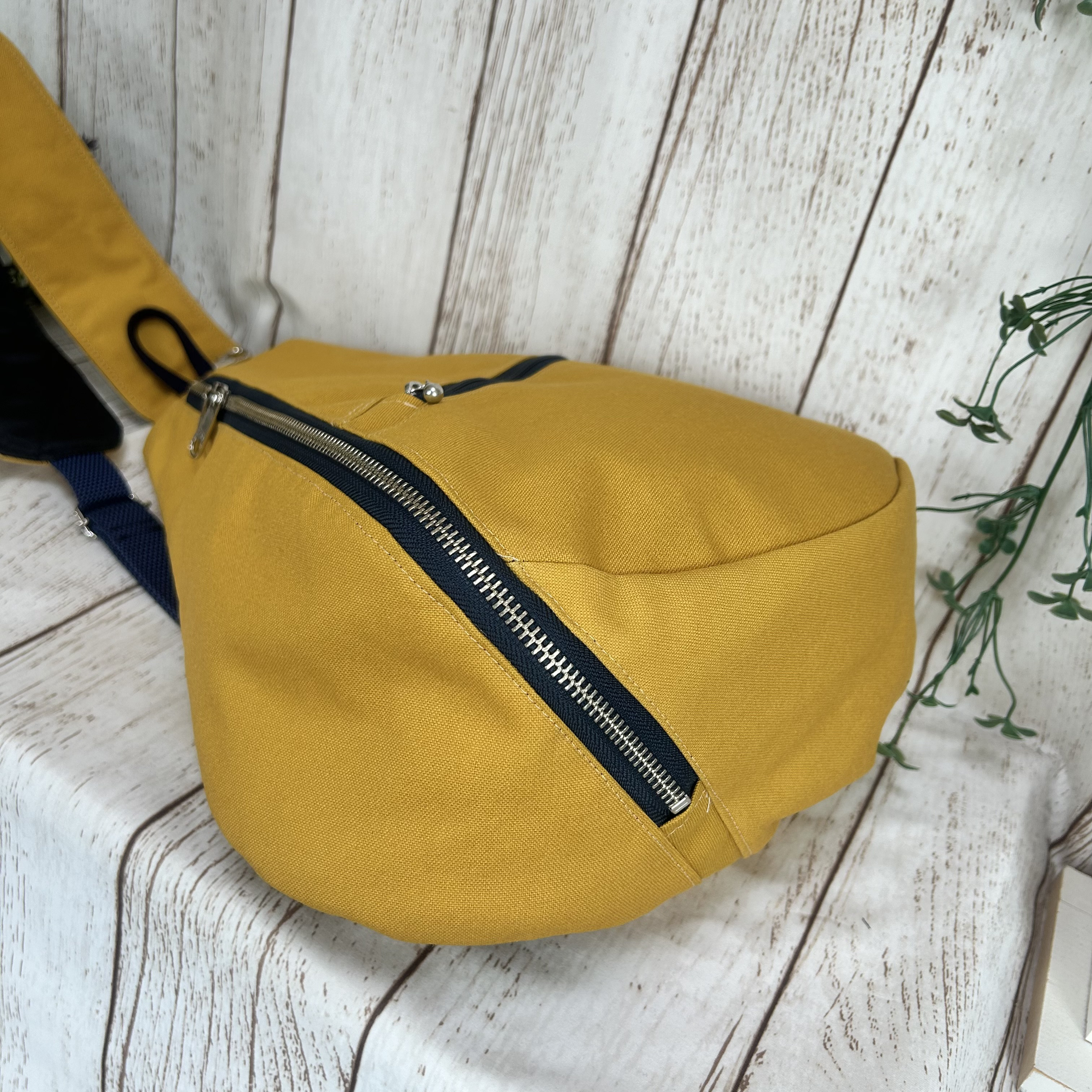 両開きファスナー開閉　背面ポケット付き　しずく型 ワンショルダーバッグ ボディーバック　長さ調節可能 帆布マスタード