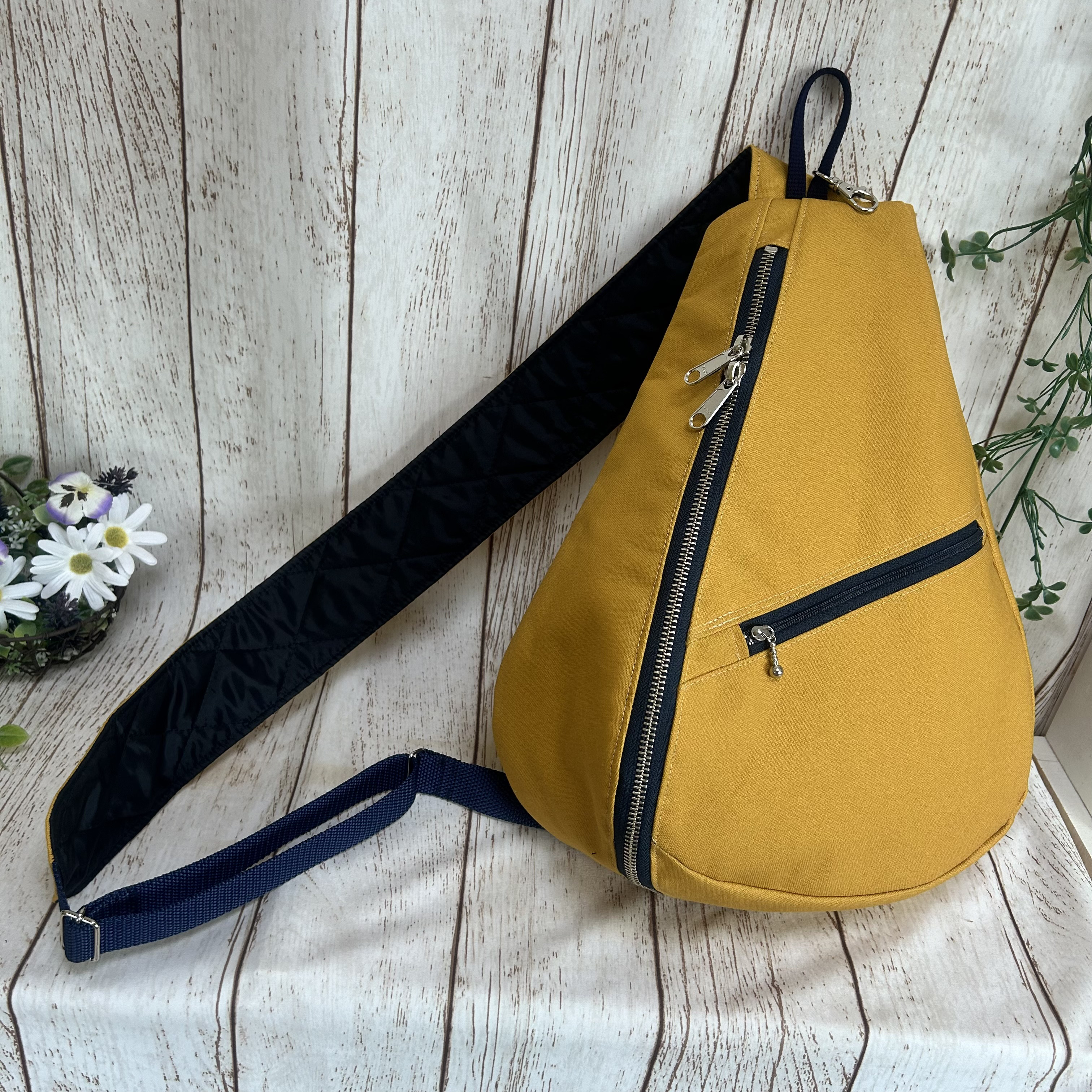 両開きファスナー開閉　背面ポケット付き　しずく型 ワンショルダーバッグ ボディーバック　長さ調節可能 帆布マスタード