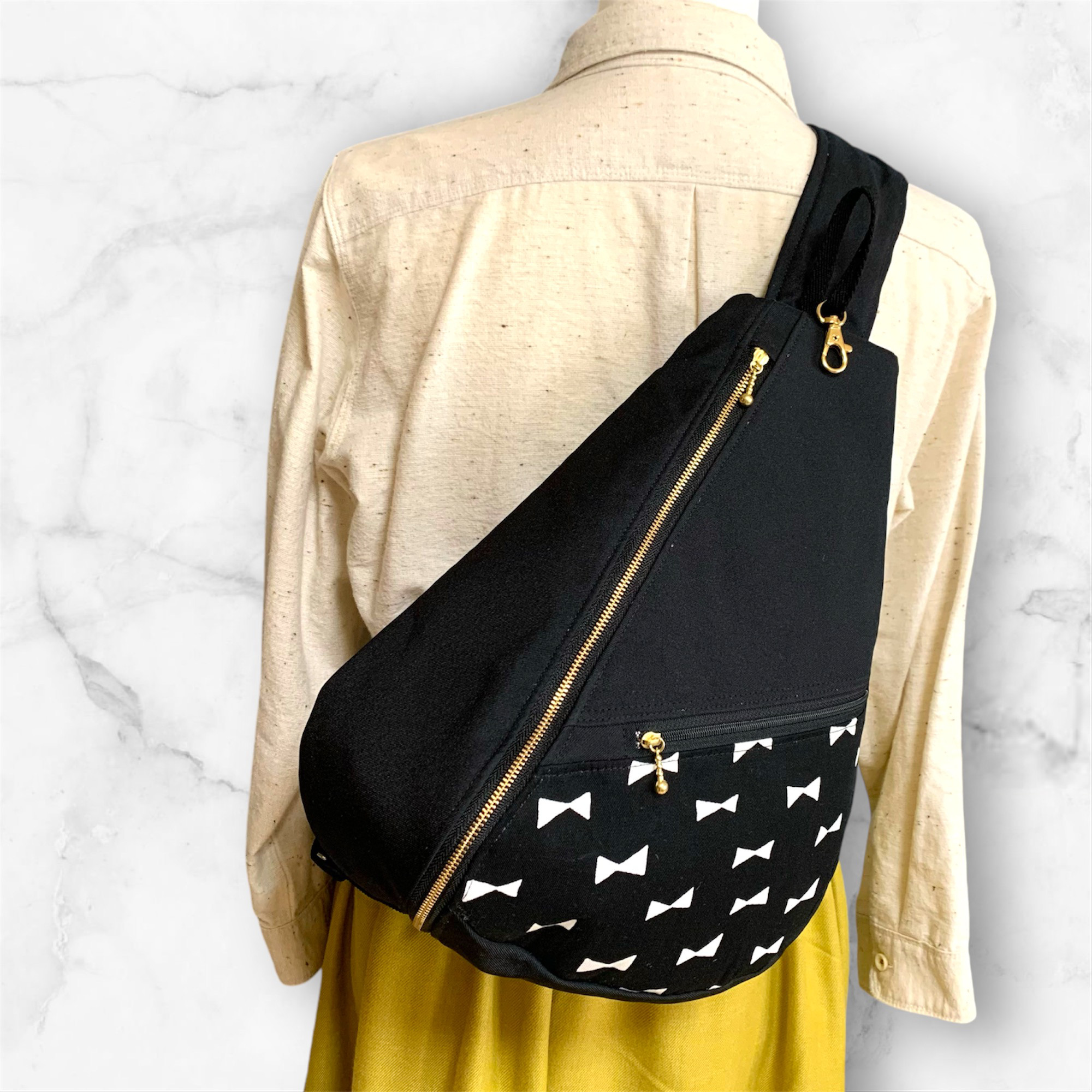 シワになりにくい しずく型 ワンショルダーバッグ ボディーバック　通院　長さ調節可能 軽量200グラム　黒×リボン柄