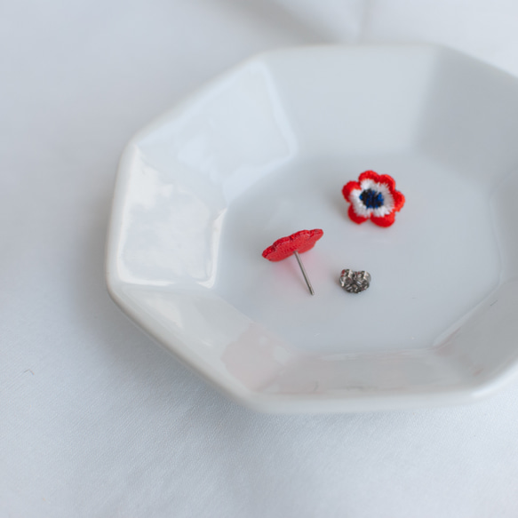 anemone 刺繍ピアス【赤】 4枚目の画像