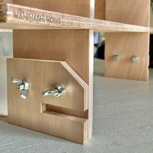 商品ディスプレイ 什器 ひな壇5段/背面3段/50幅/普通合板/1台〈上質材