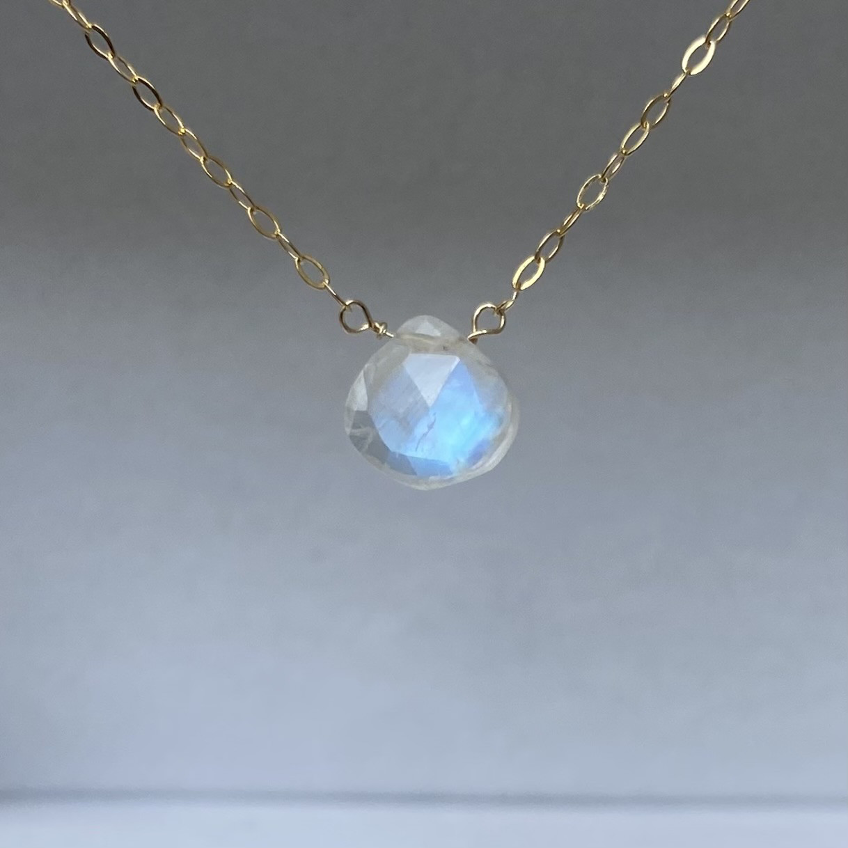 のんのん 14kgf》AAA レインボームーンストーンの一粒ネックレス