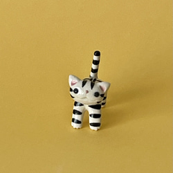 しっぽミニ    白黒ハチワレ猫、茶白猫、キジトラ猫、白グレー猫、三毛猫 4枚目の画像