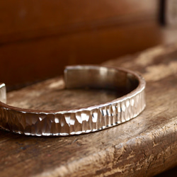 □silver950ー槌目平打ちバングル-幅10㎜｜素材-シルバー950◇スター