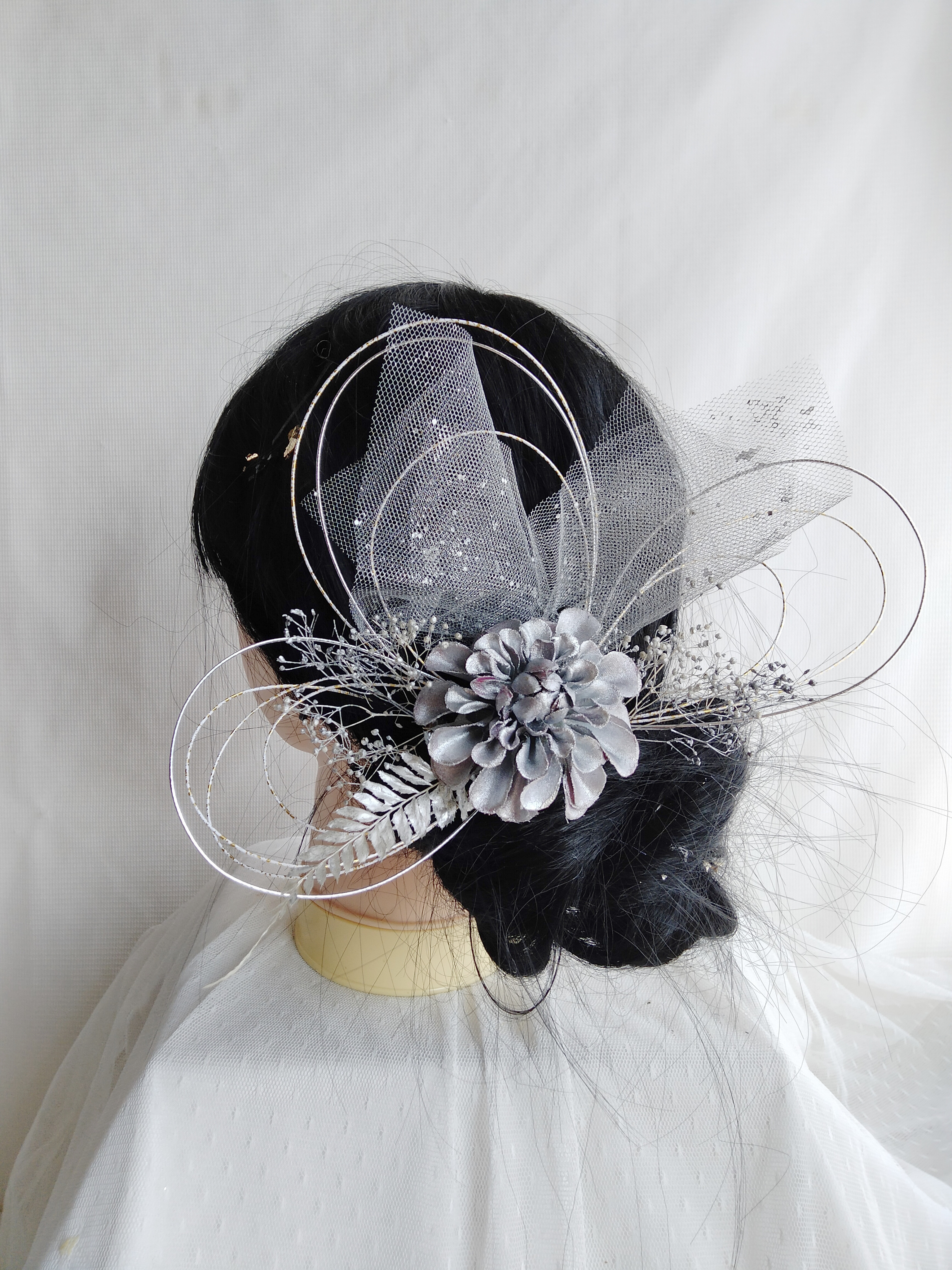 シルバーの丸菊×水引き×チュール　シルバーの髪飾り　卒業式髪飾り　成人式髪飾り　結婚式髪飾り　黒の振袖　水引き