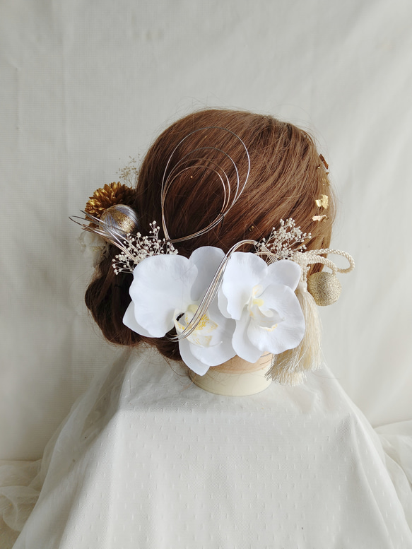 白い胡蝶蘭とゴールドのボールマムの成人式髪飾り　成人式へア　卒業式ヘア　結婚式へア　白無垢髪飾り　白無垢ヘア 2枚目の画像