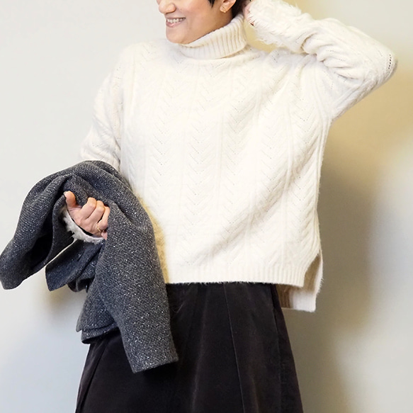 【2025復刻再販】春まで着れる❤︎20回以上再販♪即納♪軽くて暖かい袖ふわふわハイネックニット アイボリー系 9枚目の画像
