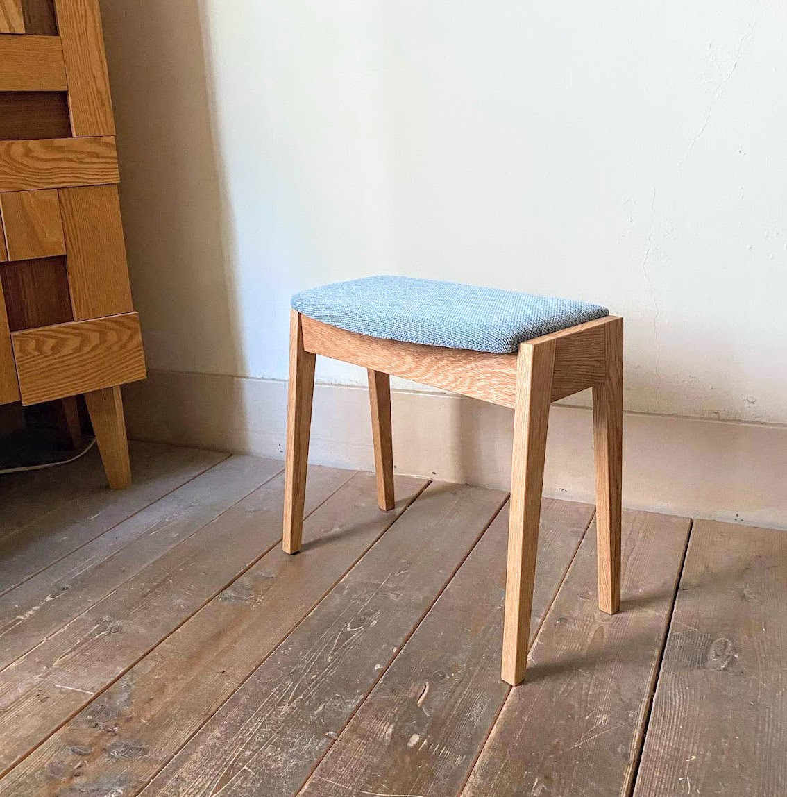 収納付スツール　「ペティー」　<オーク布座>　※受注製作