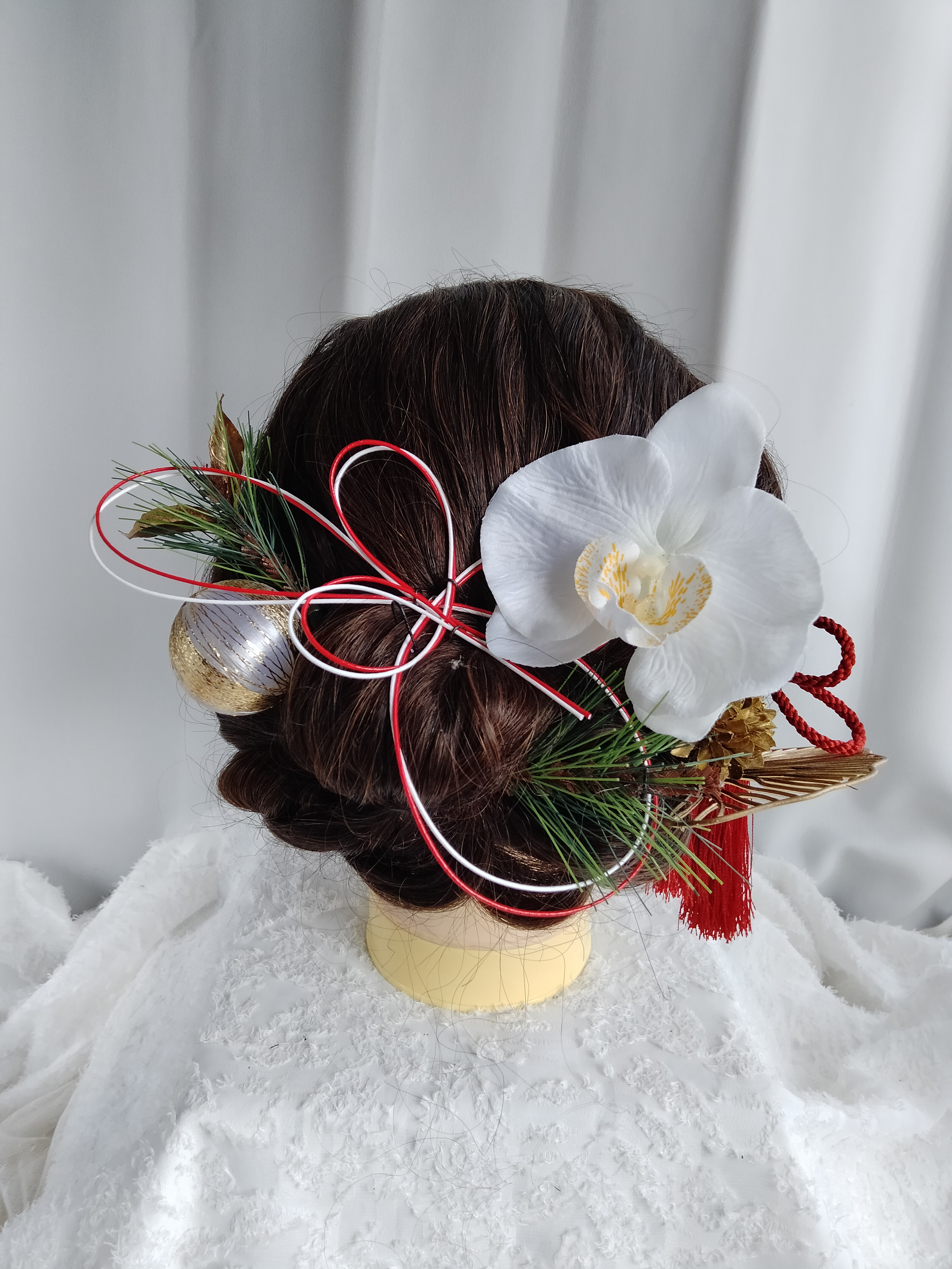 紅白の水引と松の髪かざり　タイトシニヨン　シニヨンヘア　卒業式　成人式　髪飾り　袴　振袖　着物　和装　白無垢　結婚式