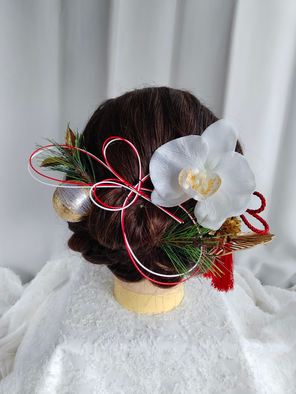 紅白の水引と松の髪かざり タイトシニヨン シニヨンヘア 卒業式 成人式
