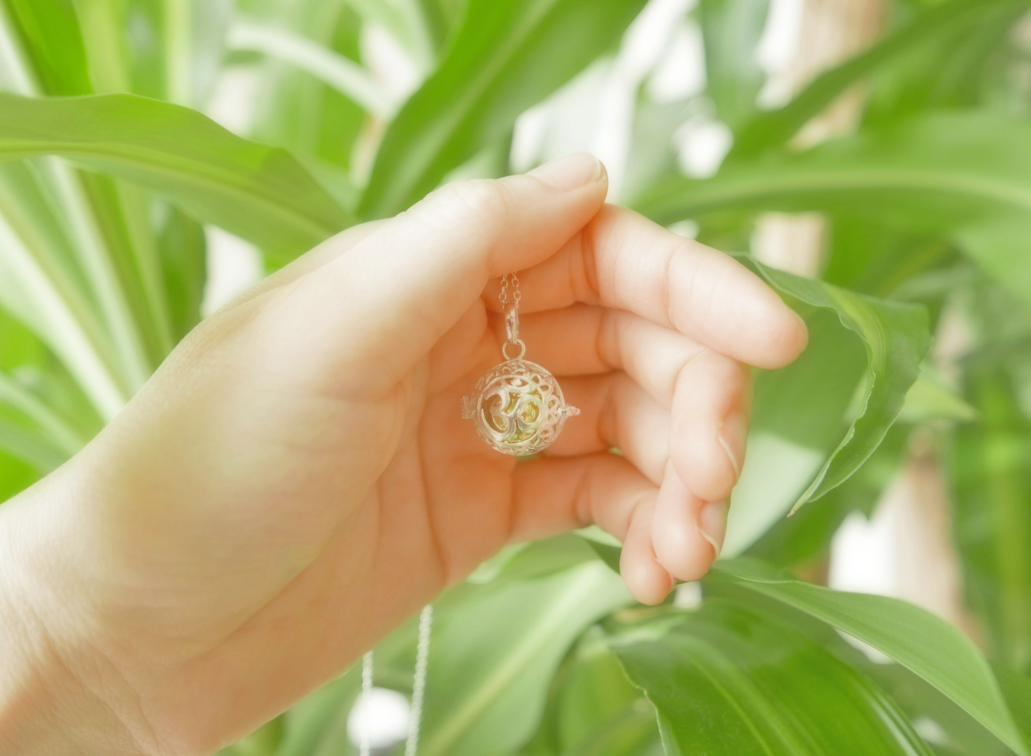 ✼シルバー925✼オニキスのネックレス ༺ぱかりと開けられる•*•宇宙と繋げるOM・バリ島の神様༻天然石アクセサリー人気